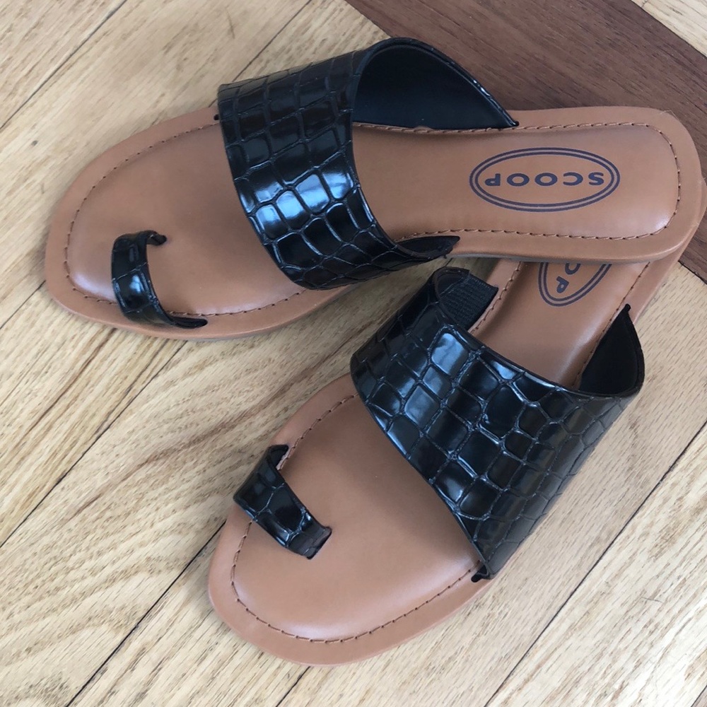 Scoop sandals black patent size 7 slip slide on flat shoe crocodile pattern